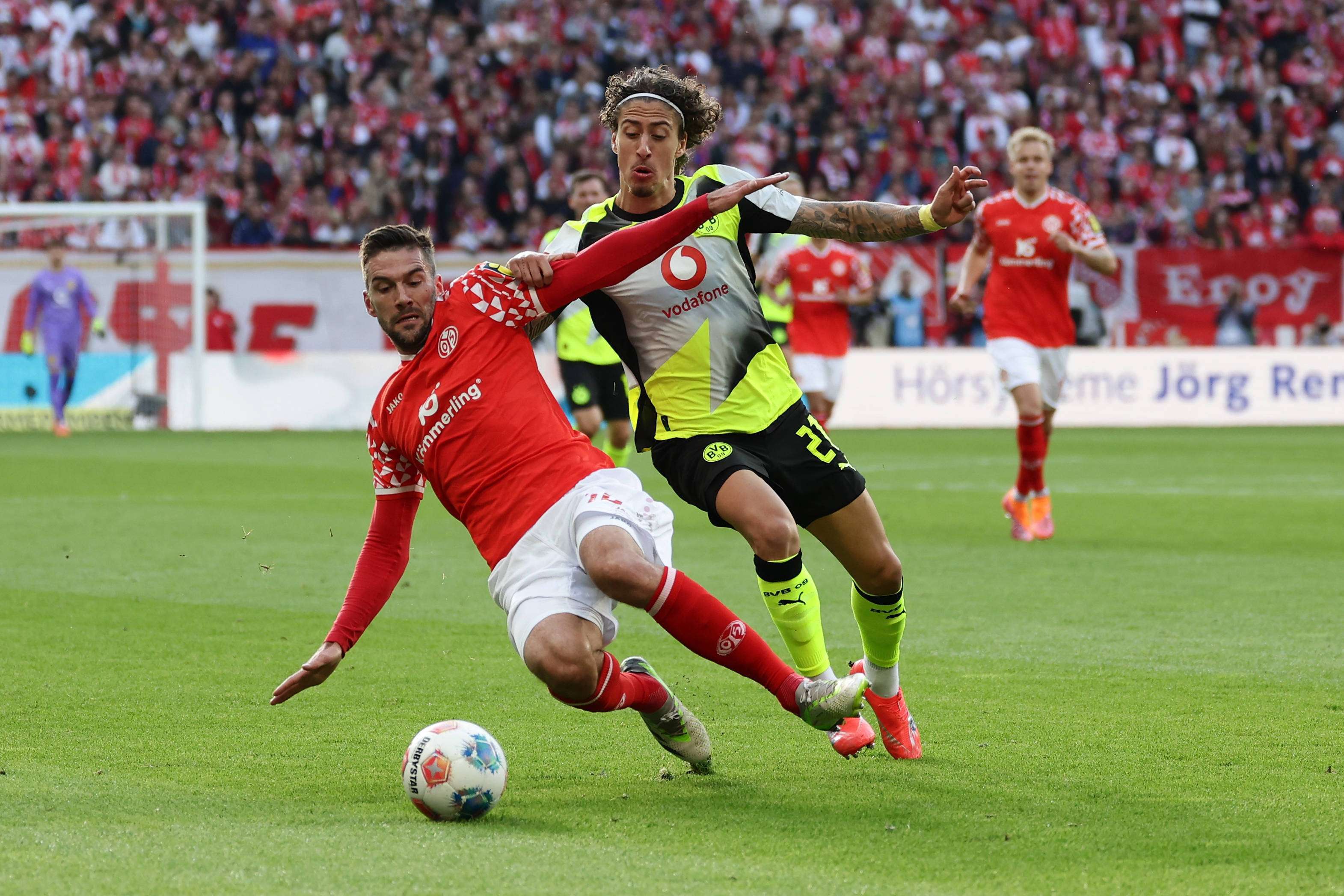 包含莱比锡红牛险胜秘鲁，莱万绝境逆转的词条