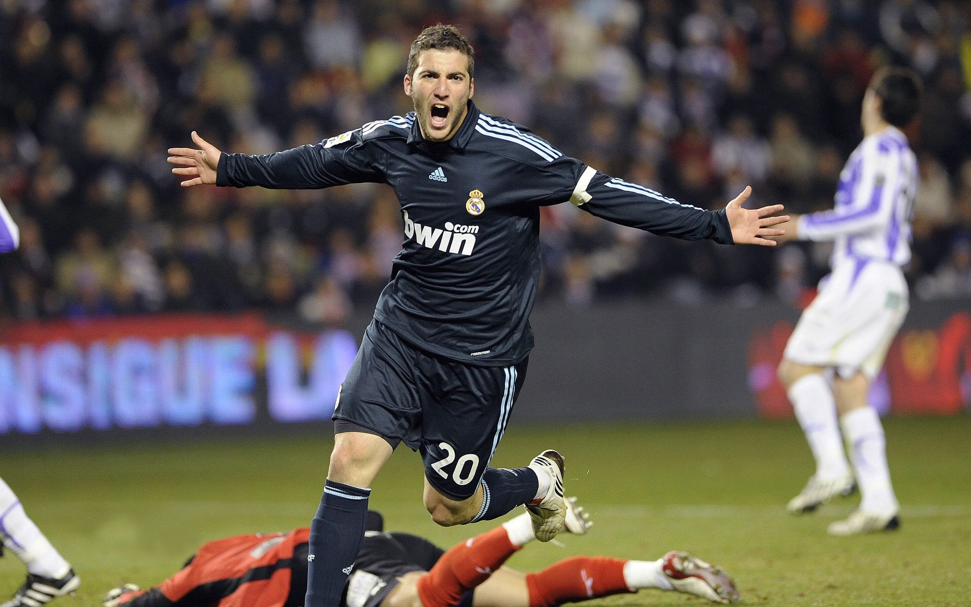 从亚特兰大到世界之巅,本泽马的统治时刻—当传奇踏平荷兰,接管排名争夺战